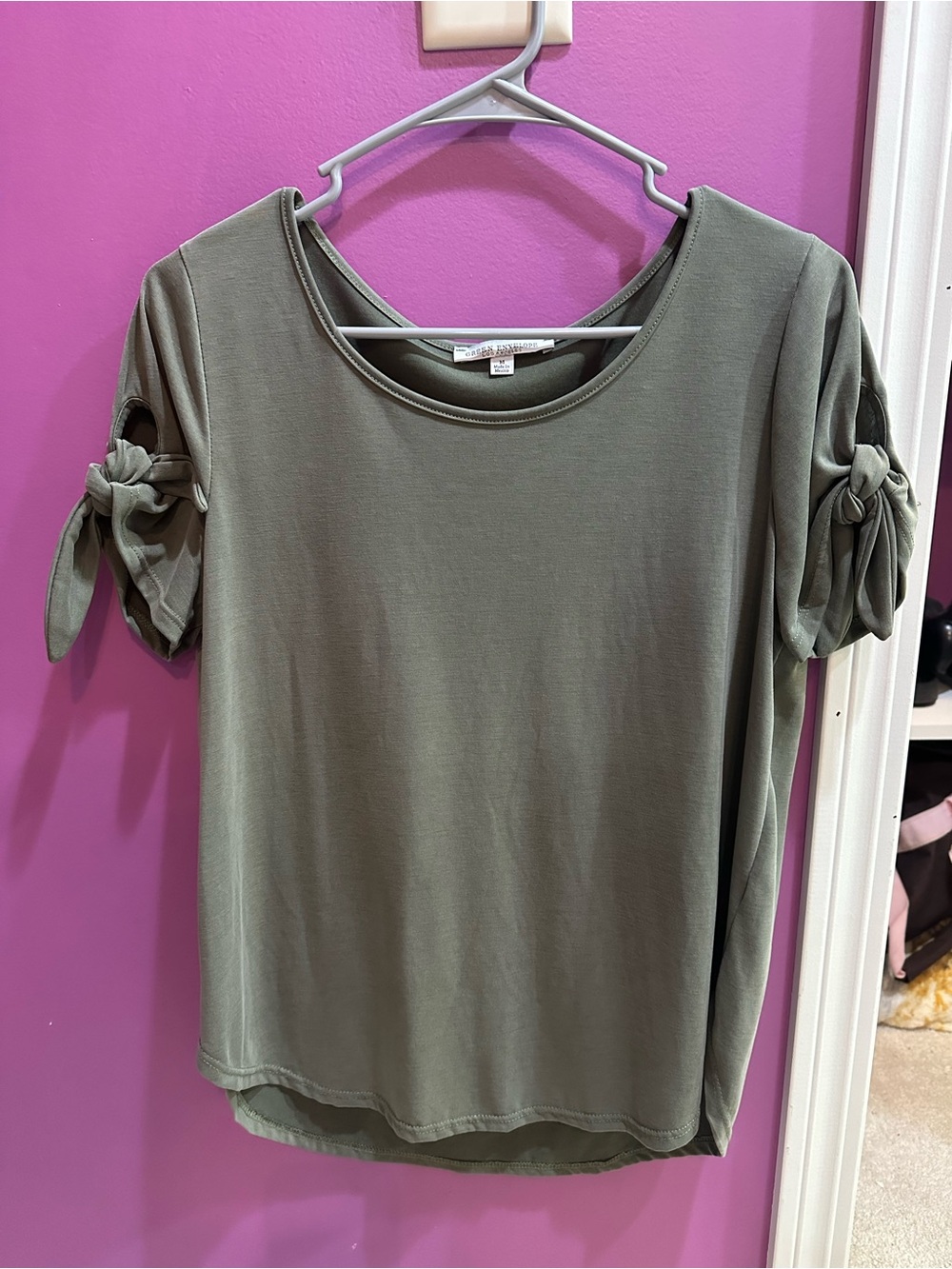 Green Envelope Olive Short Sleeve Knot-Sleeve Tee